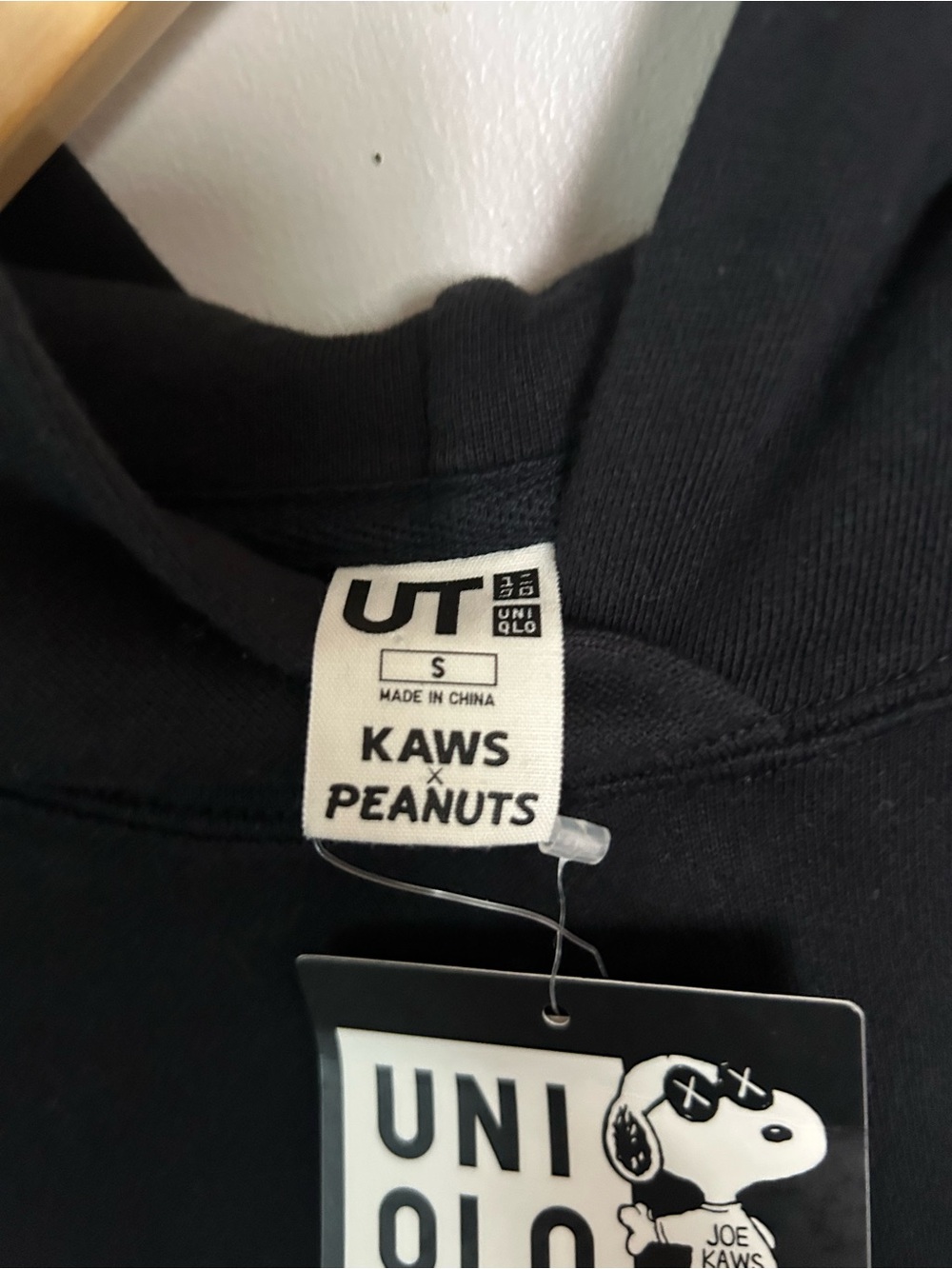 KAWS x PEANUTS Uniqlo hoodie NWT - Picture 2 of 4